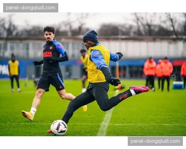 特写：伤愈归来，巴黎圣日耳曼后卫努诺-门德斯在训练中完成首次高强度合练