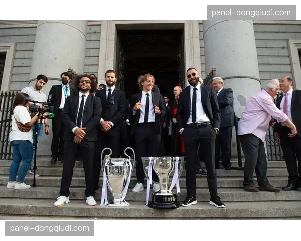 欧冠奖杯巡展抵达马德里，吸引数千名球迷排队参观合影