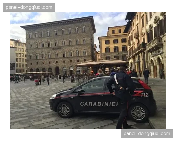 巴黎市政厅广场设立巨型屏幕，数千球迷聚集观看争冠关键战