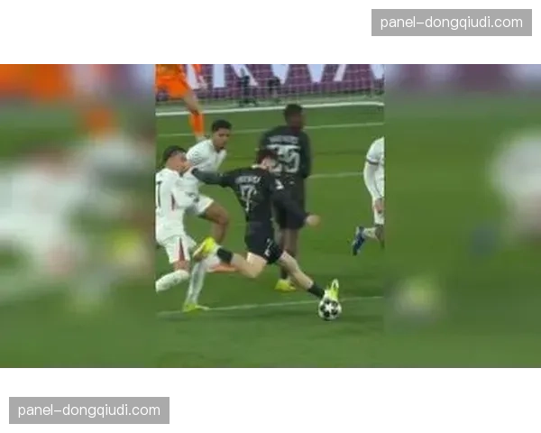 瞬间聚焦:克瓦拉茨赫利亚内切射门中柱,跟进补射的奥斯梅恩越位在先